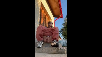 Patry333 masturbare cu doua degete in curte xxx