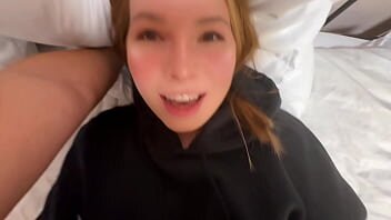 Tanara studenta draguta poarta ochelari si suge pula