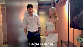 Clientul asiatic cu pula mare o duce la hotel pentru sex