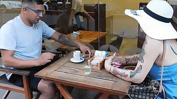 Tipa tatuata dupa o cafea cu noul iubit fac dragoste