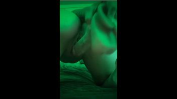Andreeaadr22 isi baga adanc dildo in pizda