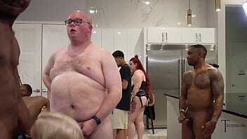 Orgie cu 20 de persoane in vila de lux