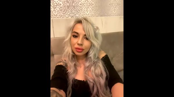 Yanna Lux vorbeste cu fanii ei la videochat xxx