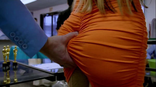 Sefu cu pula mare o plesneste peste buci si o fute la birou