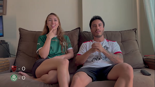 Dupa meci fac dragoste pe canapea si ramane sperma in pizda