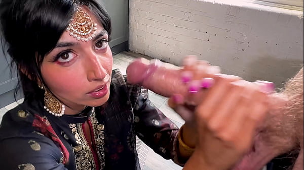 Indianca filmata cand sta in genunchi freaca pula cu ambele maini si o suge