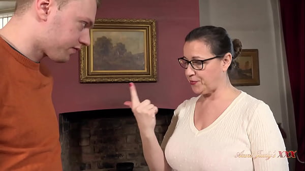 Milfa cu tate mari si experienta fute tanar dotat