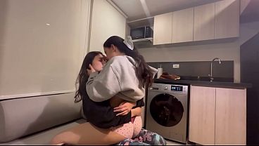 Iubite lesbiene fac dragoste imbracate si au orgasme multiple