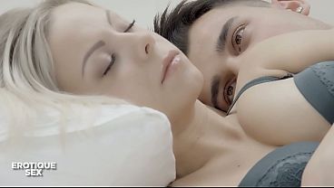 Julia e trezita cu saruturi pe sani si pula in pasarica