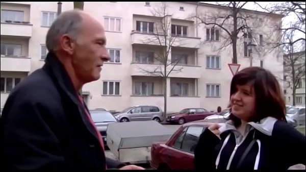 Abordata pe strada si platita de mos pentru sex