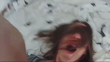 Isi fute brutal iubita in cur care geme puternic