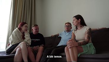 Doua cupluri de swingeri se intalnesc si fac schimb de parteneri