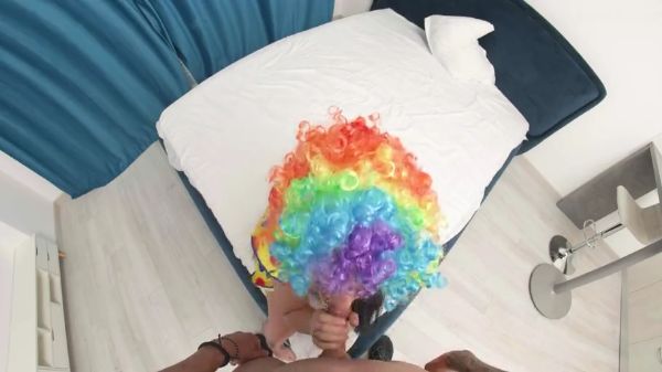Stefan Steel si Aya Goldie imbracata in clovn xxx