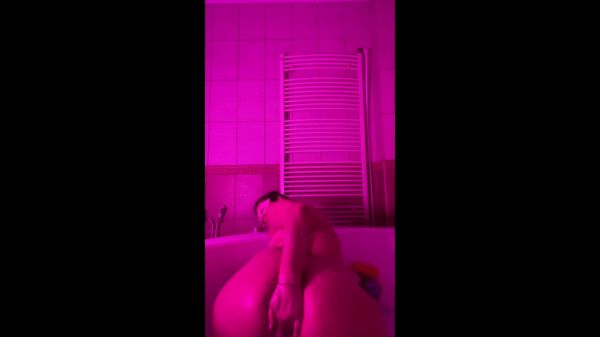 Aisa Bacs porno cand se masturbeaza in cada