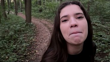 Tanara iubita cu sani frumosi face sex imbracata in padure