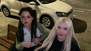 Le cumpara bautura la blonda si bruneta si primeste sex